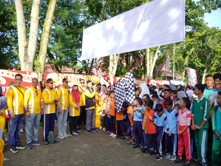 Wakili Pj Bupati Kampar Plt Kabid Dikpora Taufiq Lepas Jalan Santai Peringatan HUT PGRI ke-79 dan HGN 2024 di Kabupaten Kampar
