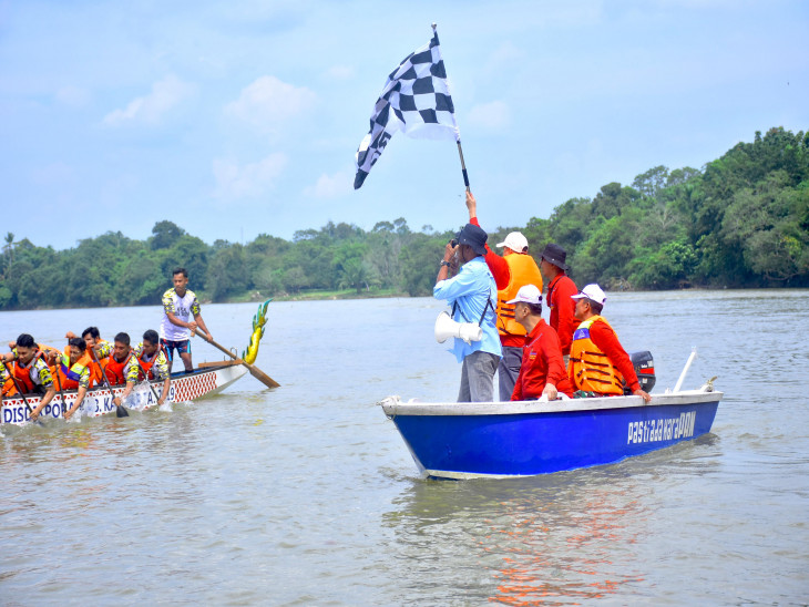 Diikuti 28 Tim, PJ Bupati Kampar membuka secara resmi Open Turnamen Pacu Sampan Semarak Hari Jadi Ke-75 Kabupaten Kampar Tahun 2025