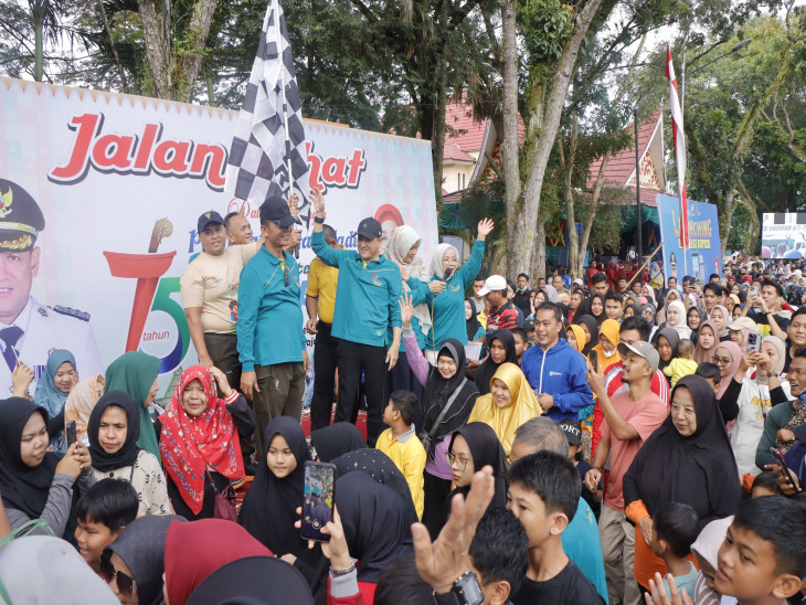 Ribuan Masyarakat Padati Lapangan Pelajar untuk Dapatkan 4 Unit Sepeda Motor dan Ratusan Doorprize Menarik Lainnya