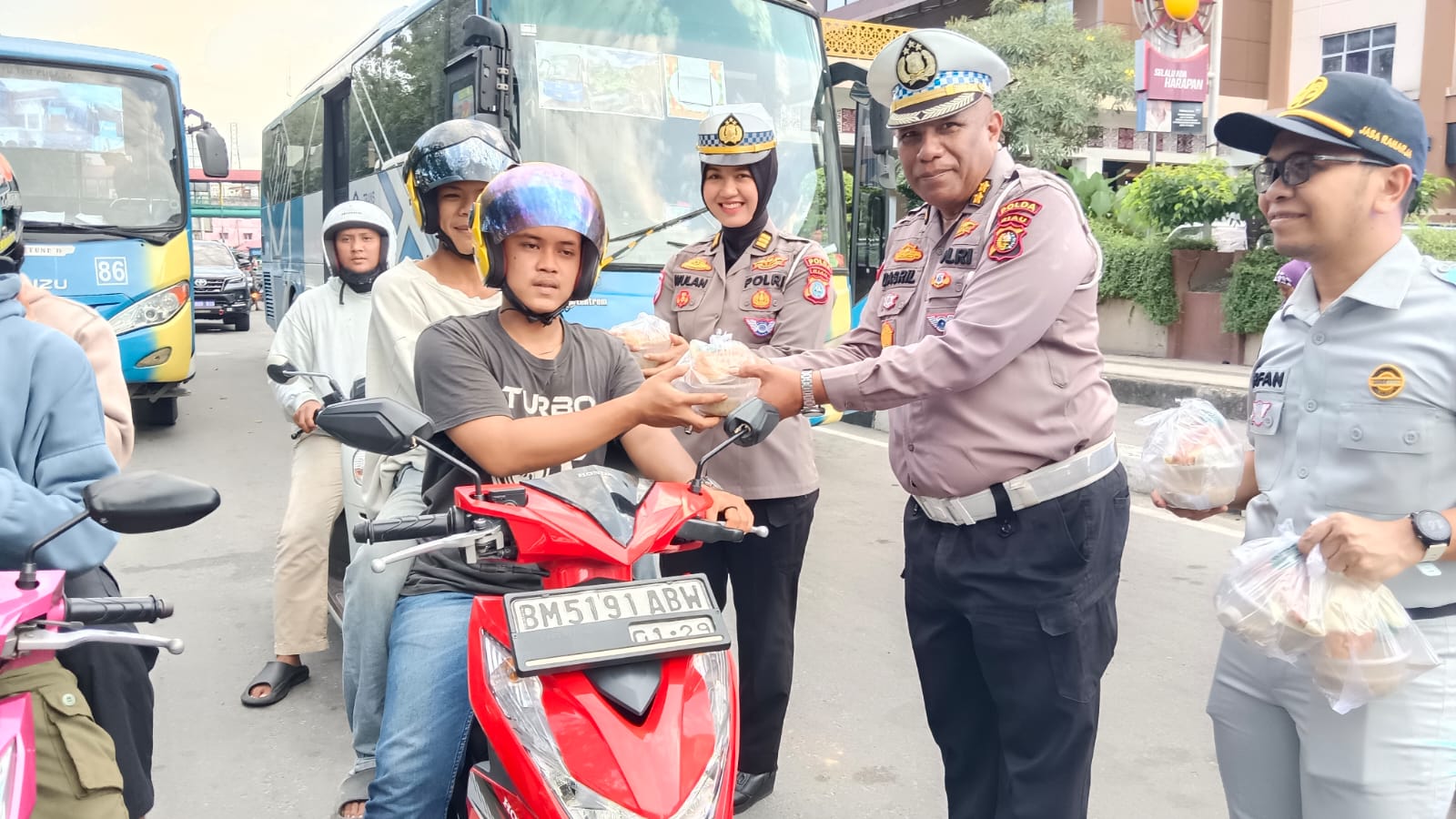 DITLANTAS POLDA RIAU BERBAGI TAKJIL DAN AJAK MASYARAKAT TERTIB BERLALU LINTAS.