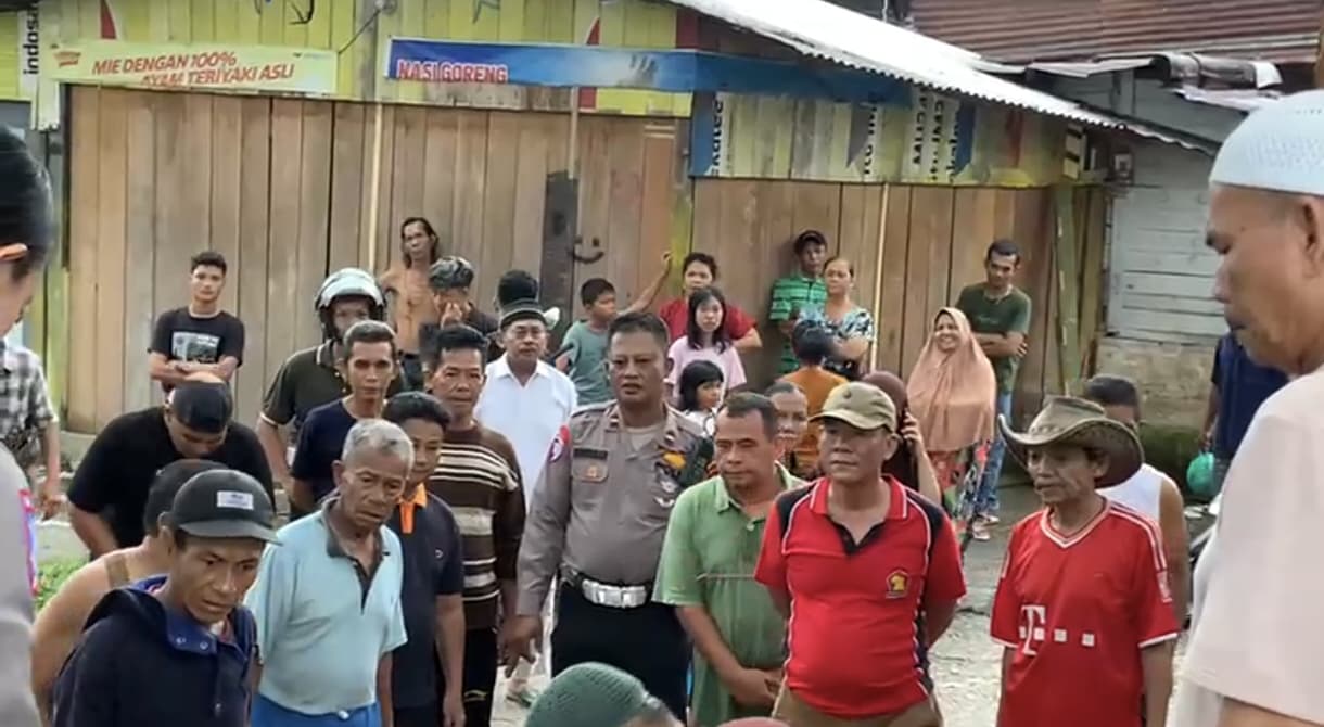 ATAS PERMINTAAN WARGA LINGKUNGAN RSDC YANG TERDAMPAK BANJIR, DITLANTAS POLDA RIAU JEBOL PAGAR TEMBOK PEMBATAS.
