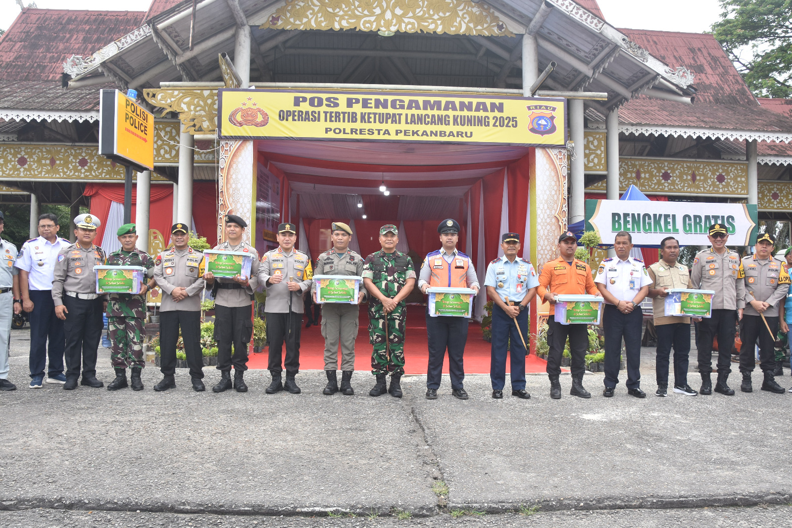 Kapolda Riau Bersama  DANREM 031/WB Bersinergi  Tinjau  Pos Pam Hari  Raya Idul Fitri 1446 H