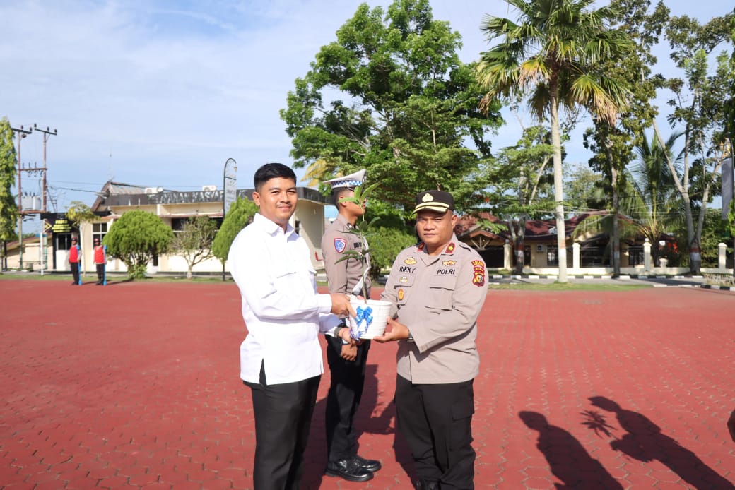 Pimpin Apel Pagi dan Beri Bibit Pohon ke Personel Berulang Tahun, Kapolres Rohil Sampaikan Filosofi Kapolda Riau