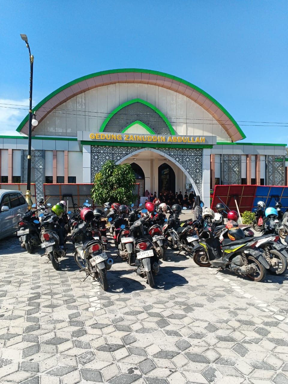 Abaikan Instruksi Gubernur Riau, Kepala Sekolah SMP Negeri Binsus Gelar Perpisahan Diluar Sekolah.