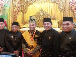 Hadiri Penabalan Datuk Seri Setia Amanah Gubri Abdul Wahid, Bupati Kasmarni Ucapkan Selamat dan Tahniah
