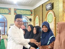 HM.Bakri  Anggota DPRD Kabupaten Pelalawan Bagikan Sembako Kepada Fakir Dan Miskin