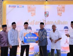 Wako Pekanbaru Salurkan Sejumlah Bantuan Dalam Safari Ramadan 1447 H di Tuah Madani