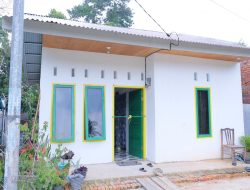 Wako Agung Salurkan Bantuan 2 RLH ke Warga Tenayan Raya