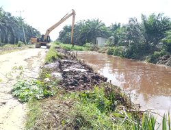 Pupr Kerjakan Perawatan Jalan Desa Sungai Ara – Merbau